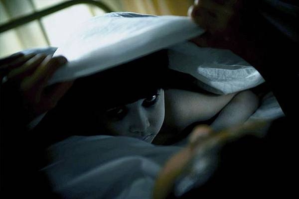 躲在棉被底下的俊雄