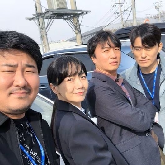 全裴修在《秘密森林》拍攝現場與裴斗娜合照。