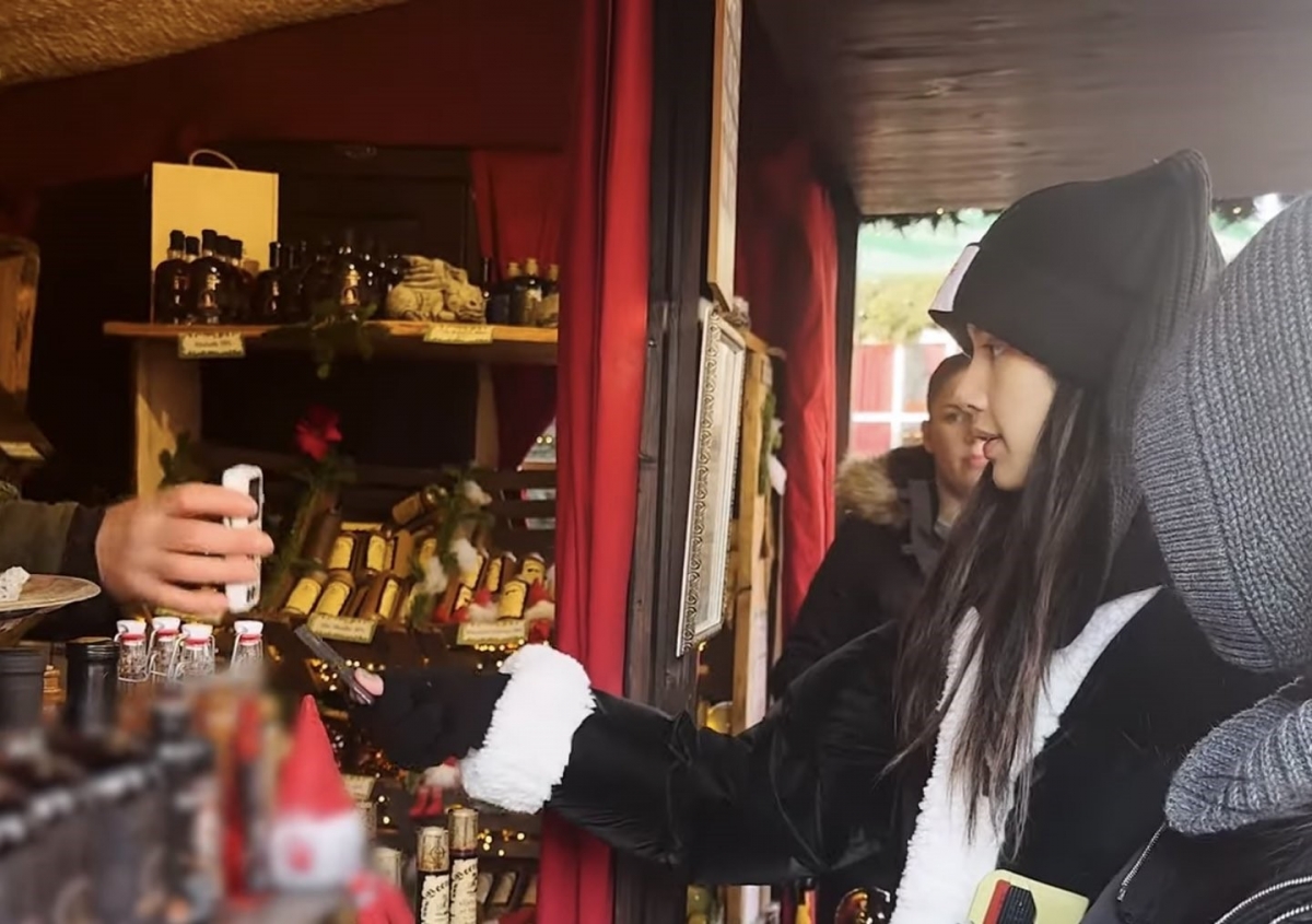 前陣子Lisa出現在Jisoo的頻道中，付款時信用卡被發現竟是VVIP傳奇神卡。