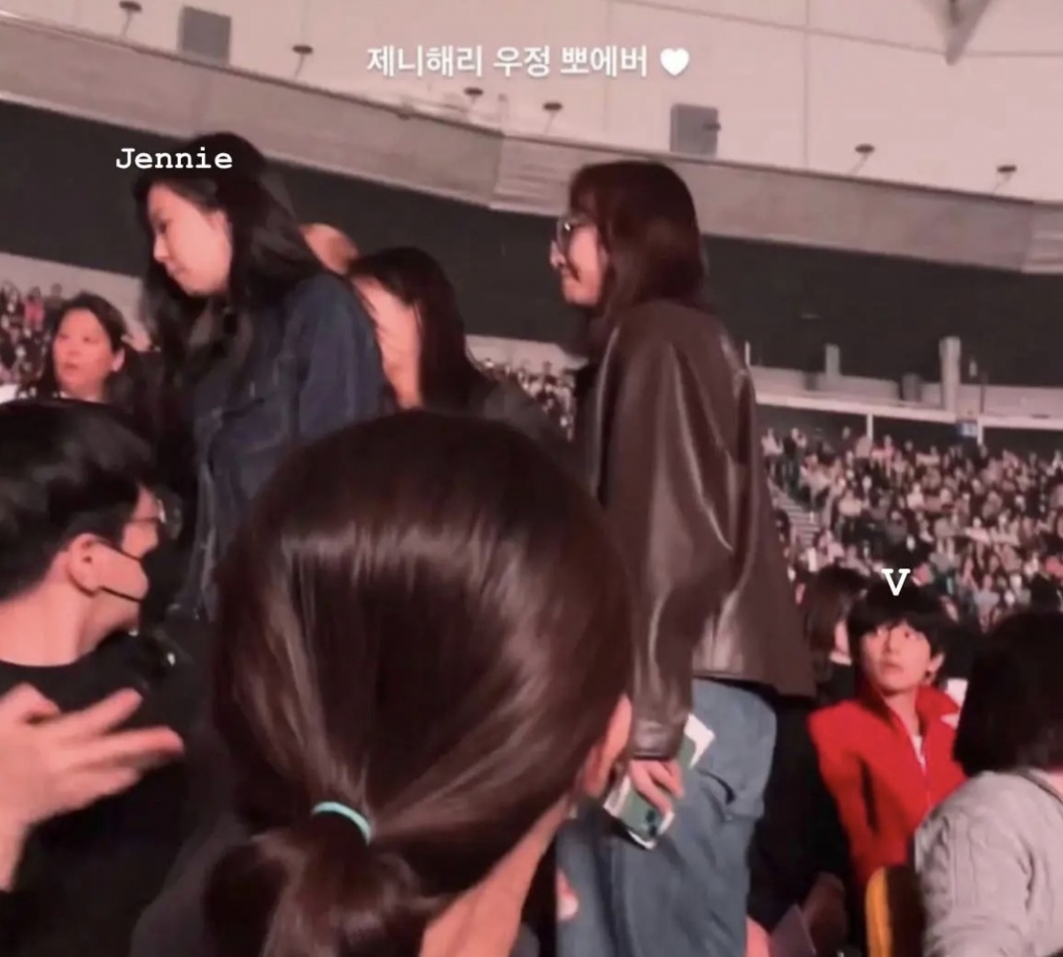 Jennie、V約會外流照後首度同框