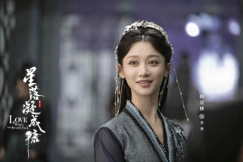 「離光青葵」錯嫁給魔界三皇子「嘲風」，起初不被沉淵界人民看好，最終以溫柔和堅持收獲人心。