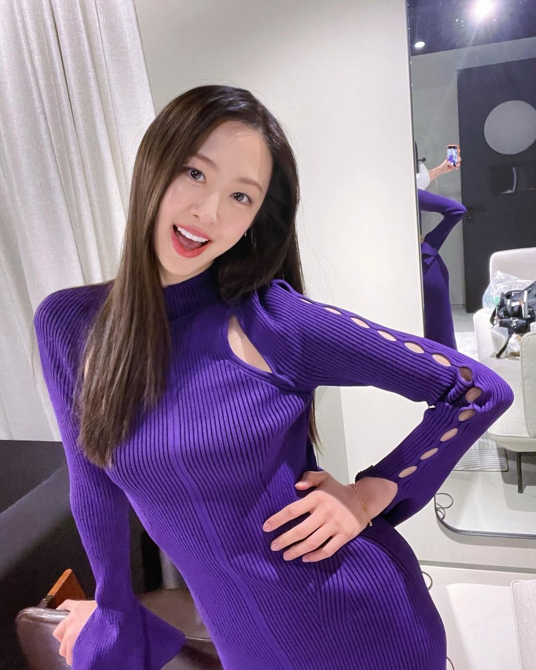 金多順面容姣好,身材火辣。