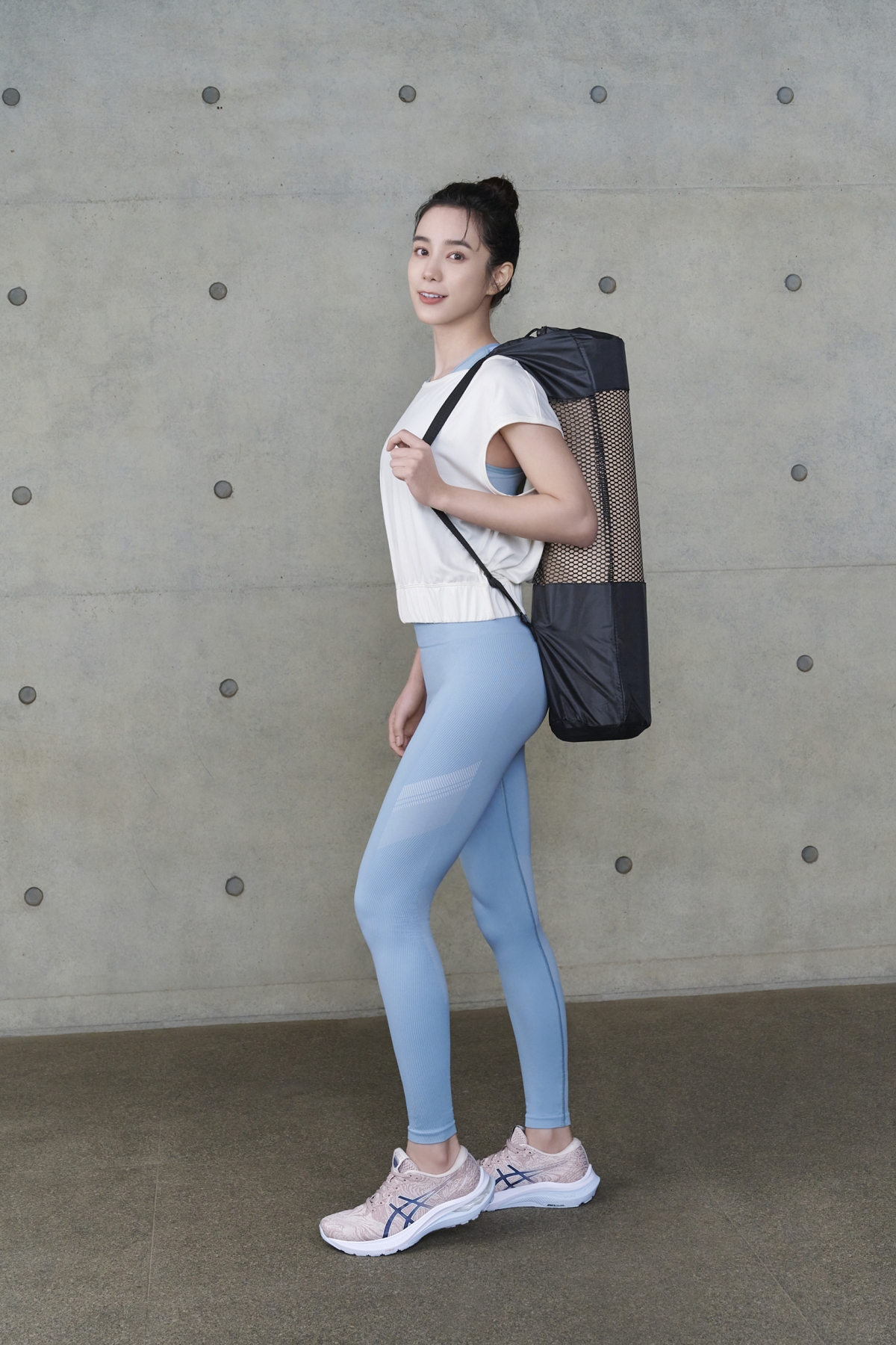 温貞菱Look 02 ：清爽藍&雲朵白，小包袖舒適短上衣修飾手臂又小露性感