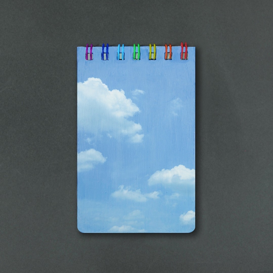 彩虹記事本正面看不出來暗藏什麼巧思。