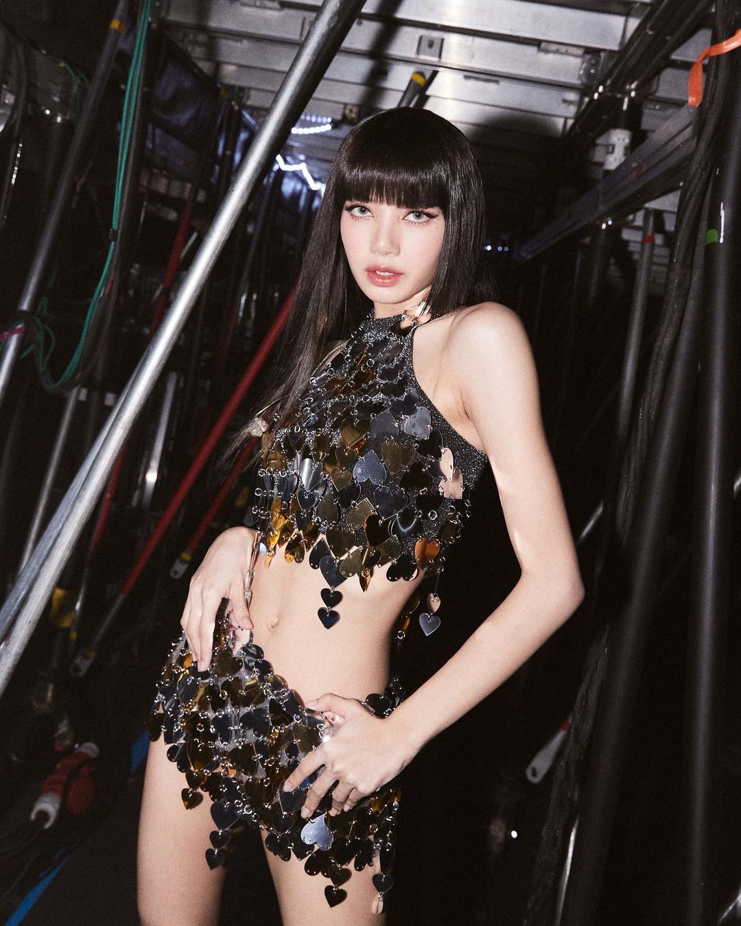 穿著性感亮片裝的Lisa光彩照人。