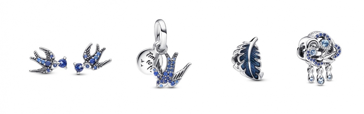 雙色金屬弧形羽毛短項鏈NT$3,280；飄逸弧形羽毛針式耳環NT$2,880；飄逸弧形羽毛吊飾NT$2,480；粉紅蝴蝶物語吊飾NT$2,880