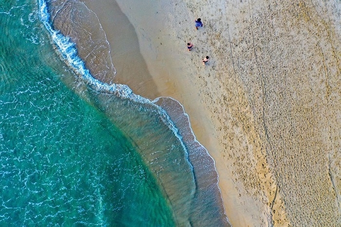美溪沙灘的海水湛藍清澈，岸邊激起的潔白浪花真是絕美。