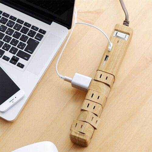 女孩表示,男友還會帶延長線到速食店把所有3C充滿電