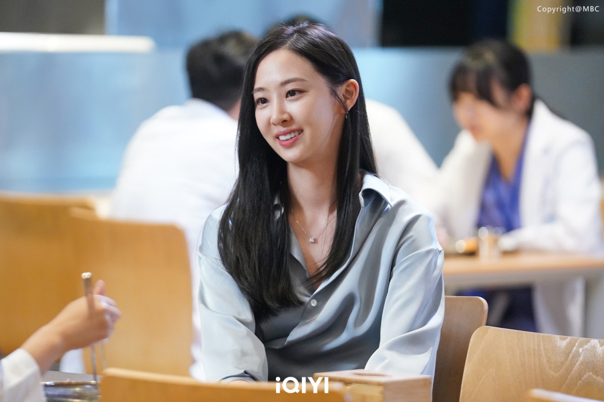 金多順在《木偶的季節》飾演跟林秀香互看不順眼的女醫「太貞元」。