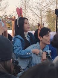 畢雯珺揹著李一桐,對螢幕情人相當寵溺。