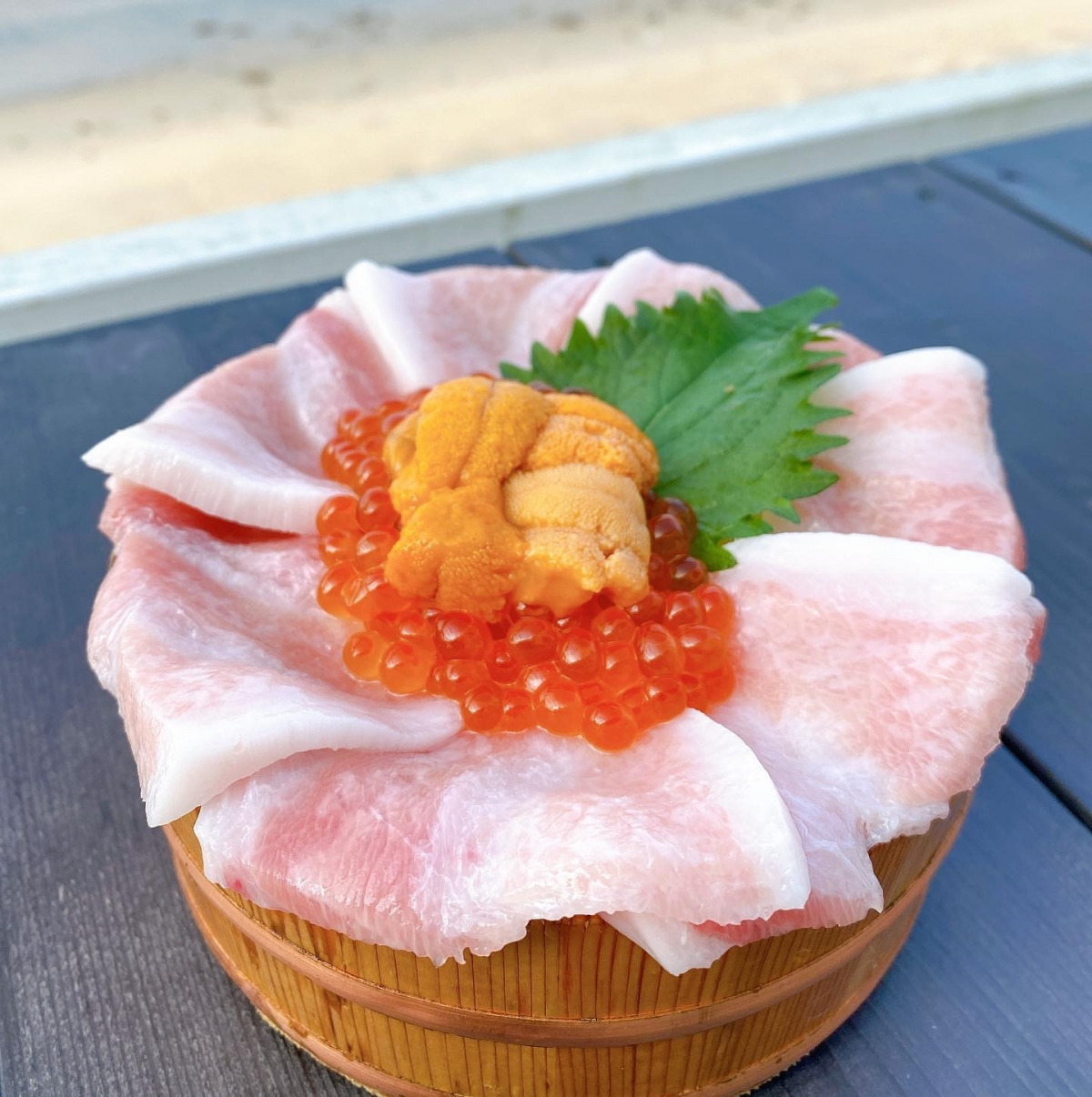 海魚的油花、海膽的鮮美和鮭魚卵的口感，「糸島食堂」用料實在吸引許多饕客排隊上門。