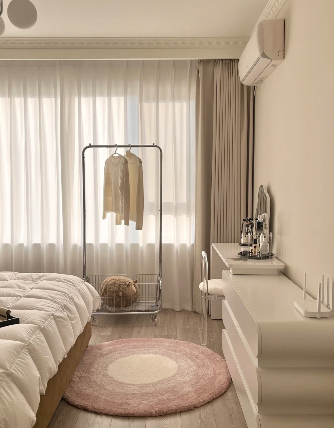 淺色系房間能增加光線漫射效果，進而減少所需之燈具數量。