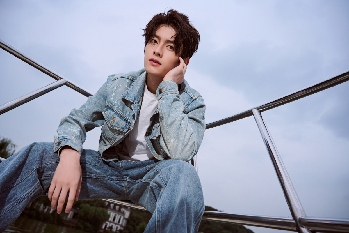 陳鶴一偶像般的顏值很快地就獲得出道機會。