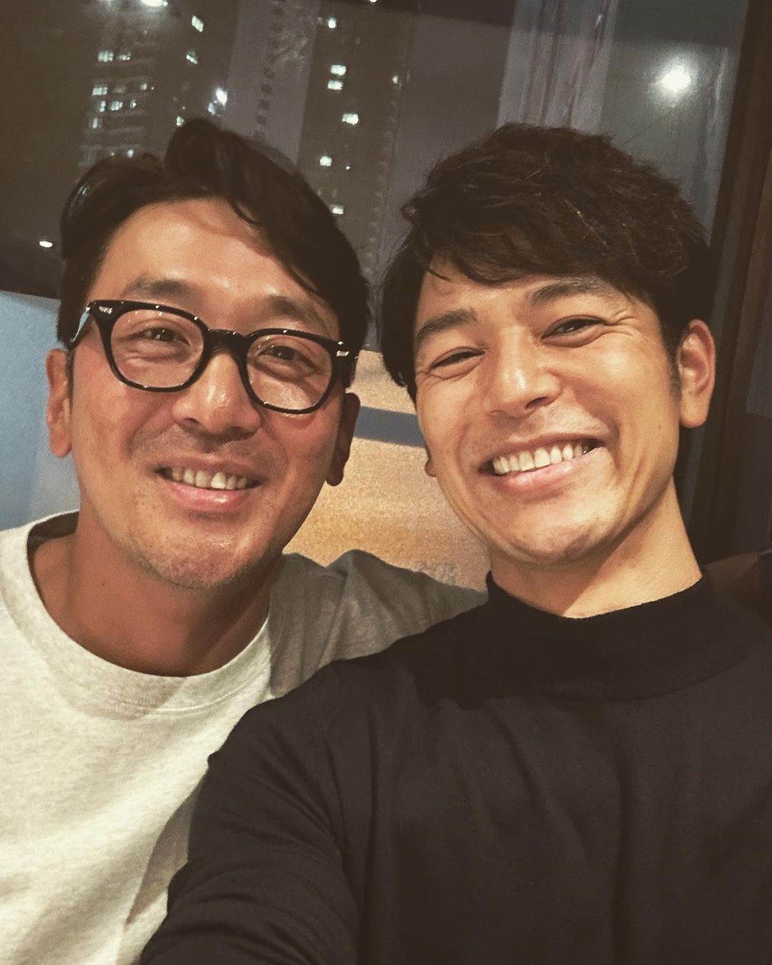 妻夫木聰和河正宇合照。