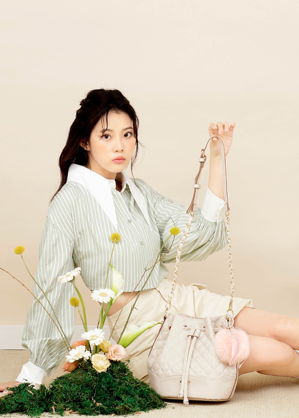 KINAZ束口菱格紋毛球鏈帶斜背水桶包,NT$3,580