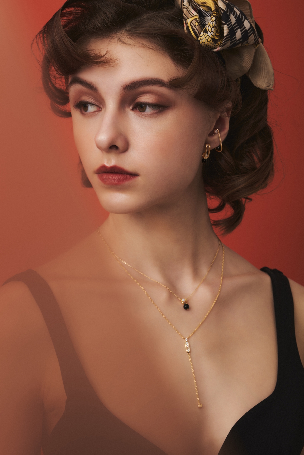 「黑+白」的撞色寶石款式,是市面上較少見的輕珠寶配色,不論是較為中性的T-shirt牛仔褲穿搭,或是上班族的襯衫都能夠輕鬆駕馭。