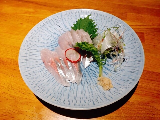 北館主打日系美食，必訪的「北○KITAMARU」，生魚片猶如透光蟬翼，精緻到令人捨不得吃！