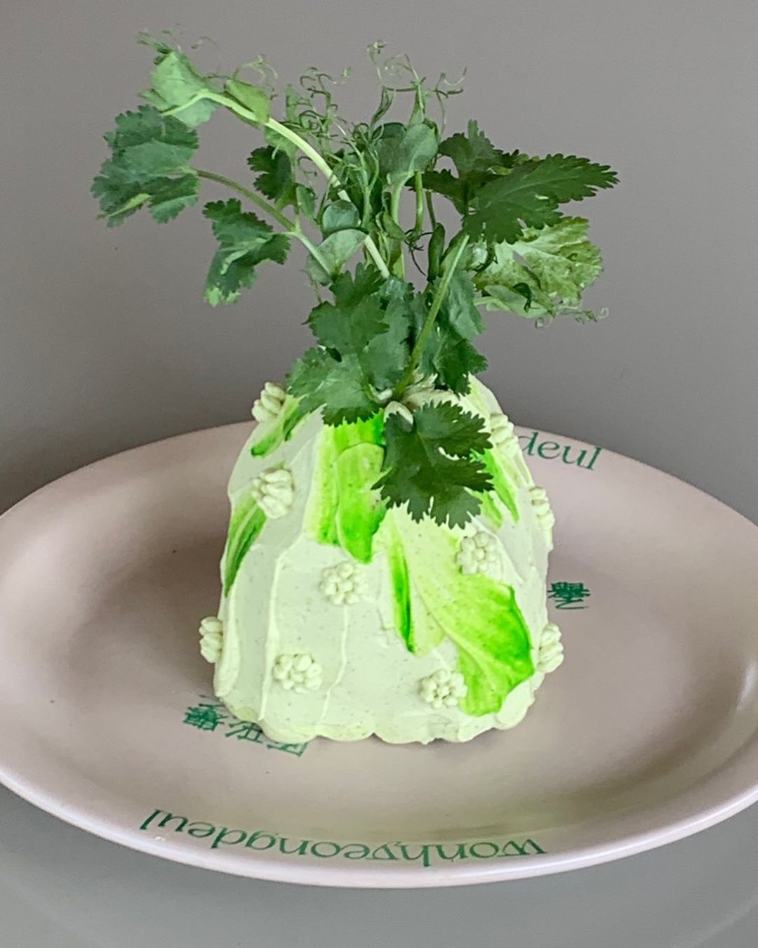 一整株香菜插上蛋糕用料不手軟!