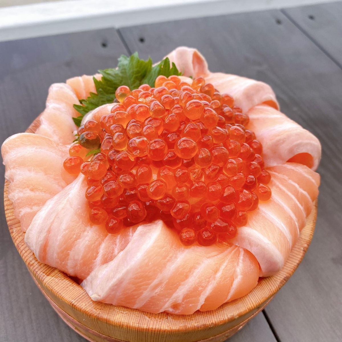 一大把鮭魚卵料多到快炸出來，真的讓人好想大快朵頤啊！