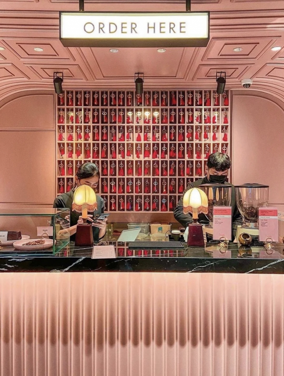 泰國粉紅咖啡廳「The Cassette Coffee Bar」