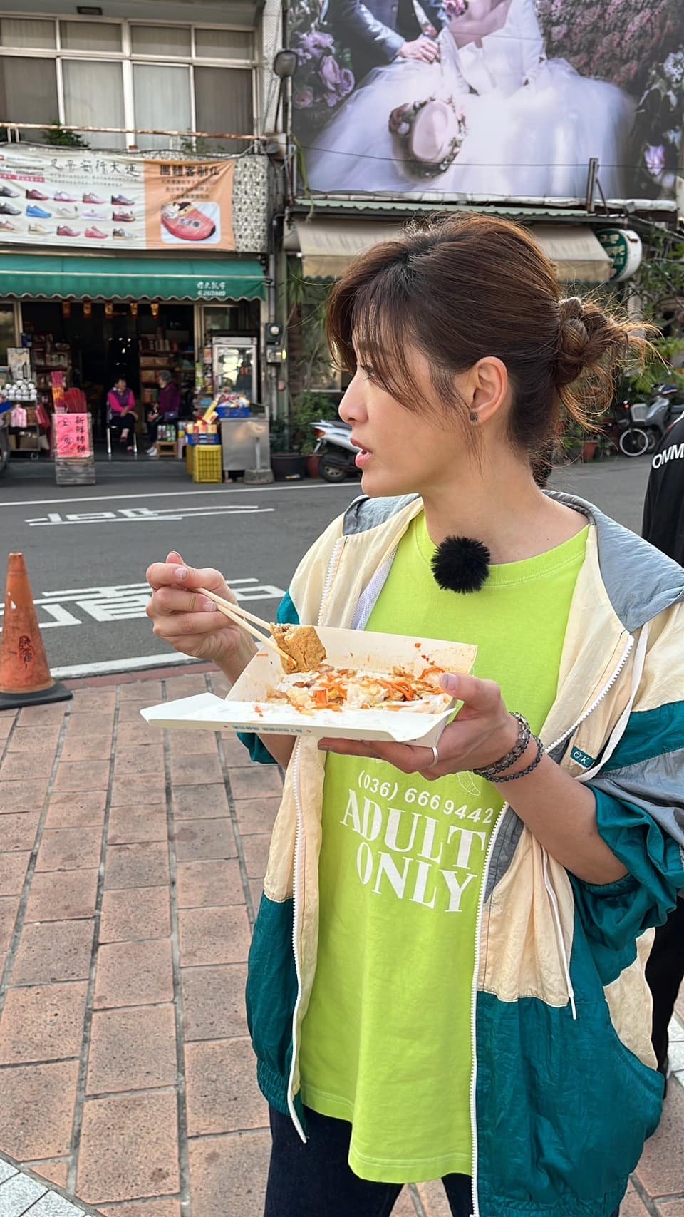 蘇慧倫日前PO出自己在路邊吃臭豆腐的模樣