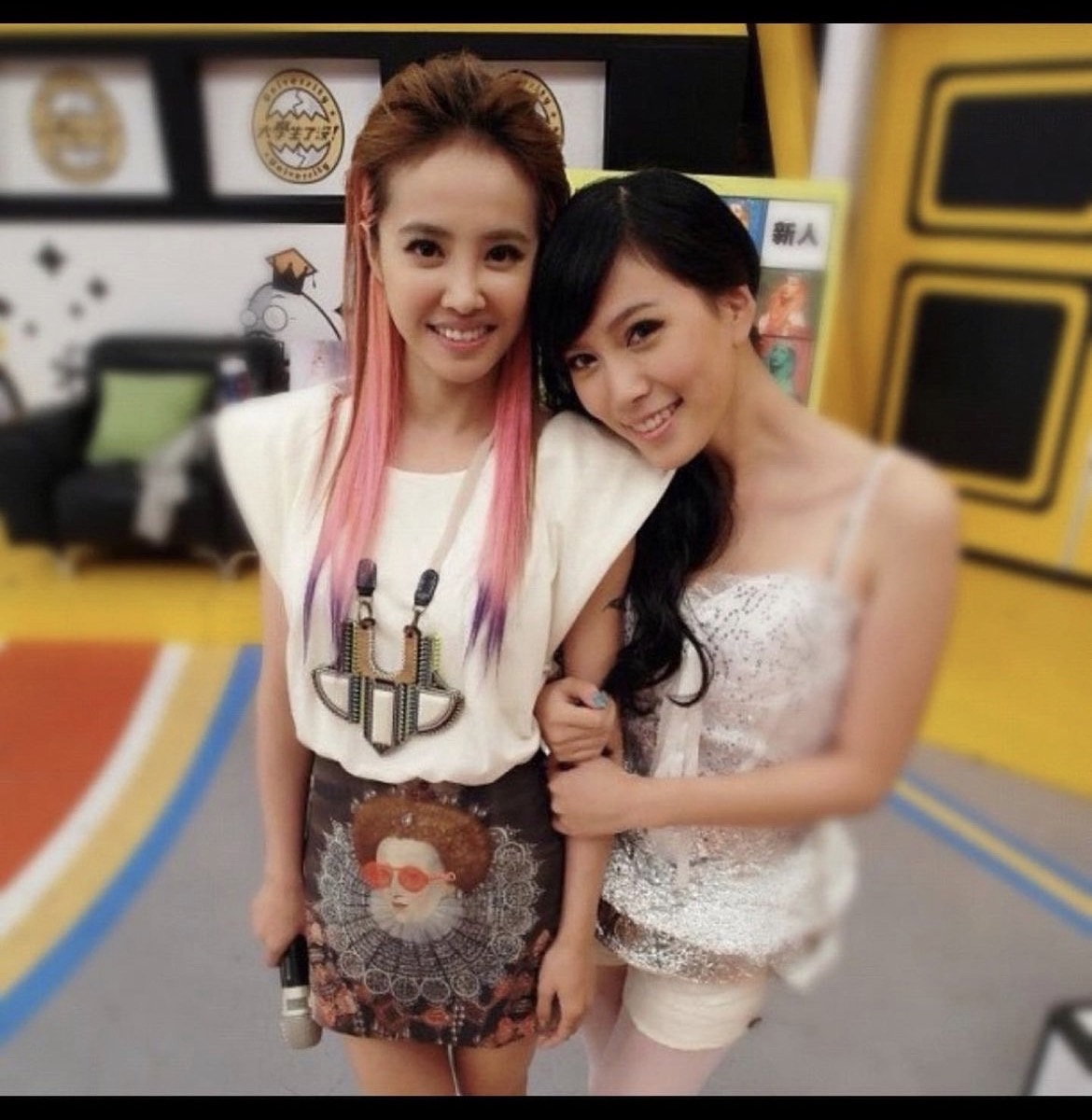 莫莉加入大學生了沒之後,也曾與蔡依林合照