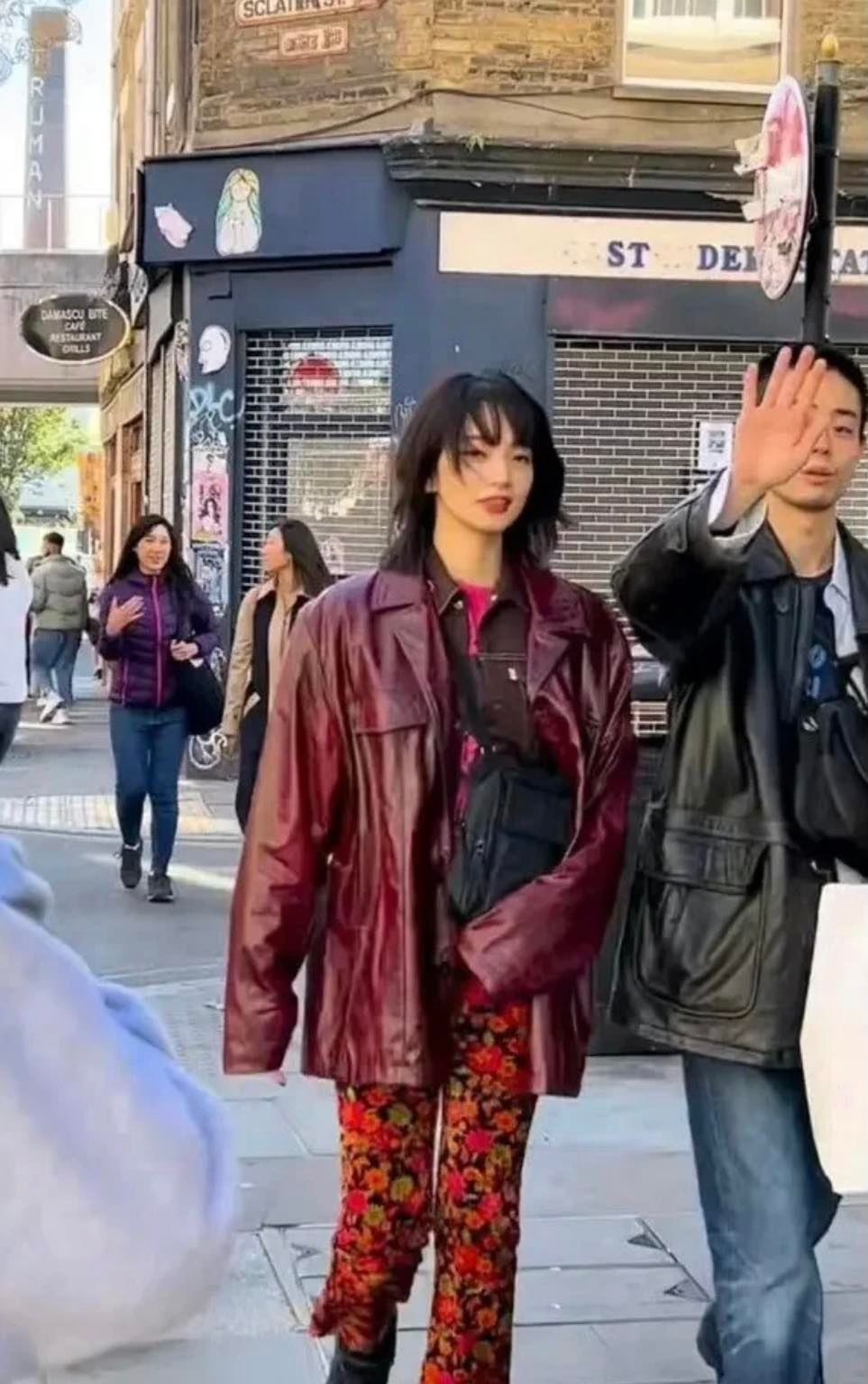 小松菜奈在倫敦街頭被網友認出。