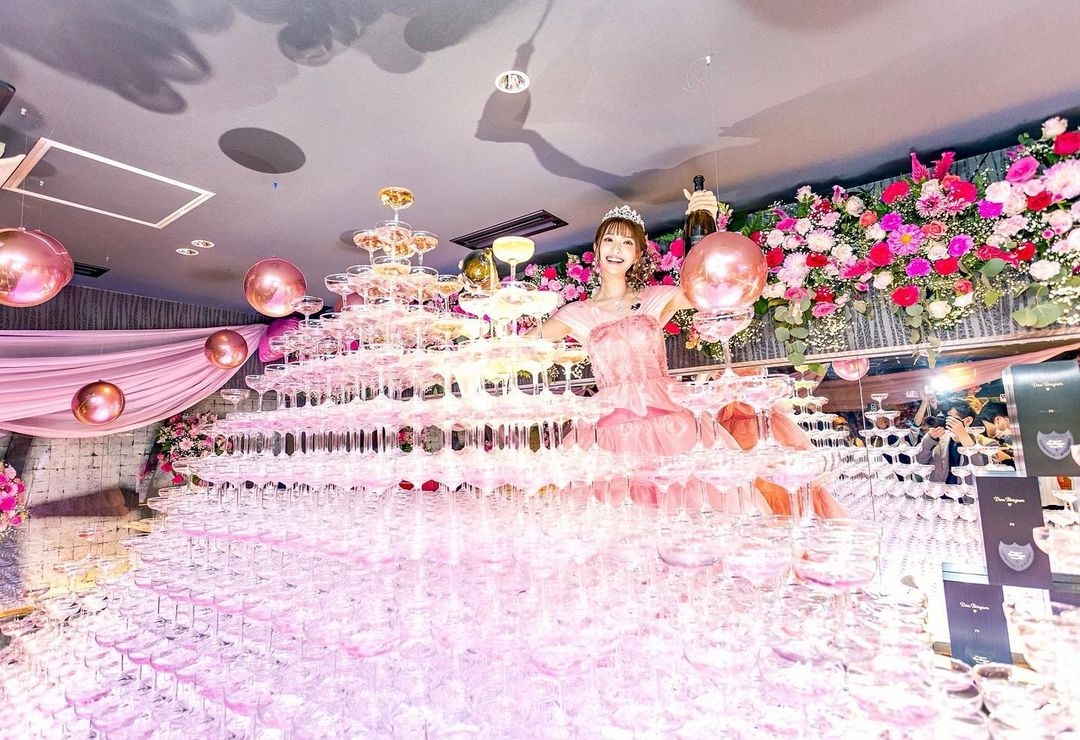 號稱「日本最美花魁」的Himeka，年僅22歲就已經是大阪夜場酒店人氣最高的女公關