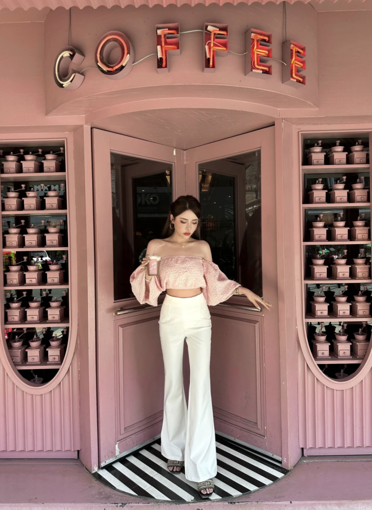 泰國粉紅咖啡廳「The Cassette Coffee Bar」