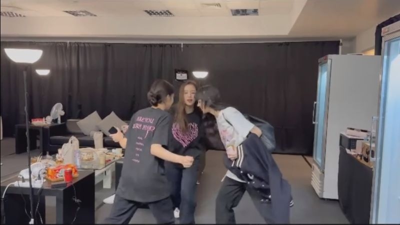 BLACKPINK成員在後台聽聞要吃火鍋超興奮
