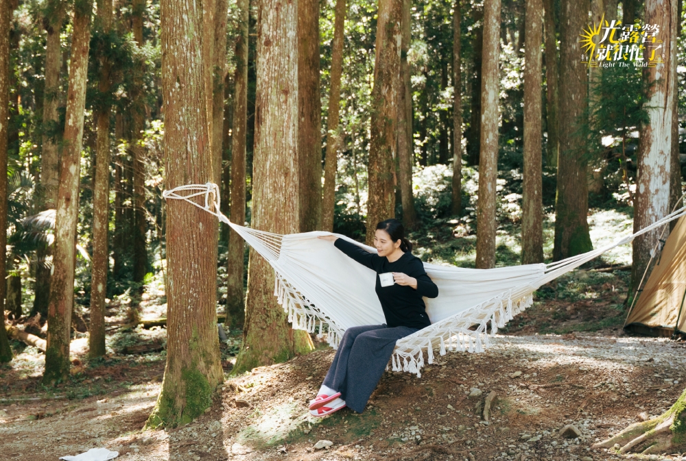 劉品言療癒穿紅白拖錄影。