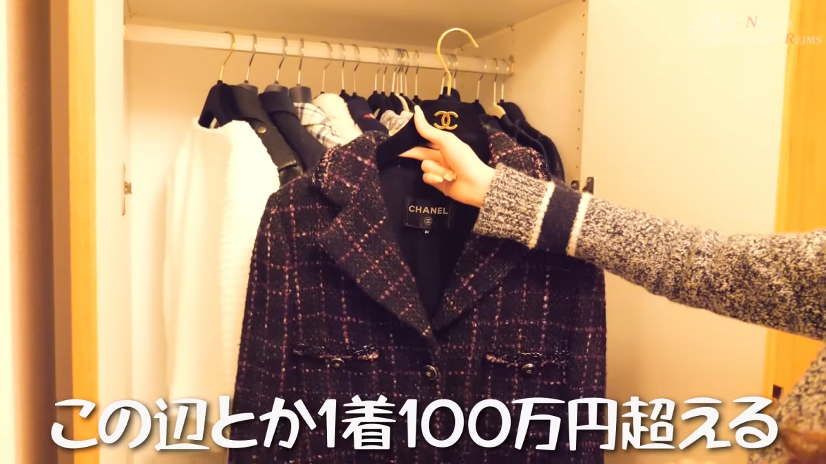 同系列的服飾、配件、鞋款也排列整齊。