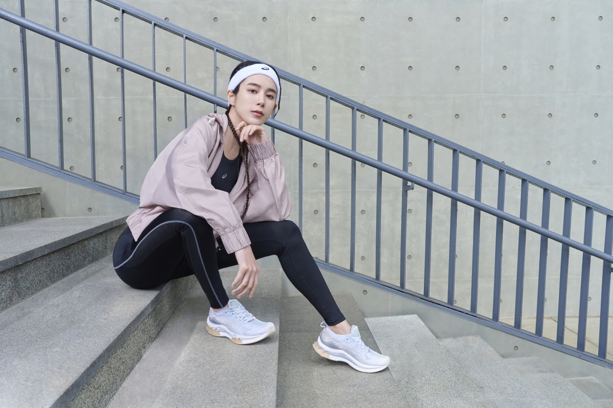 温貞菱Look 03 ：溫柔粉&靜謐黑，時髦飛鼠袖外套穿出無拘束自在感