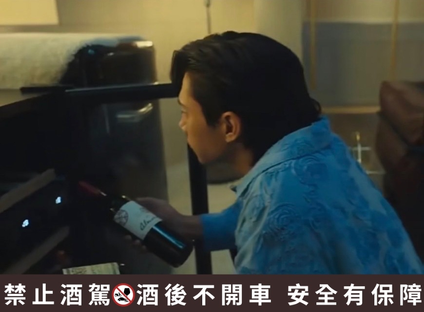 全宰寯蹲在酒櫃前拿了兩支紅酒