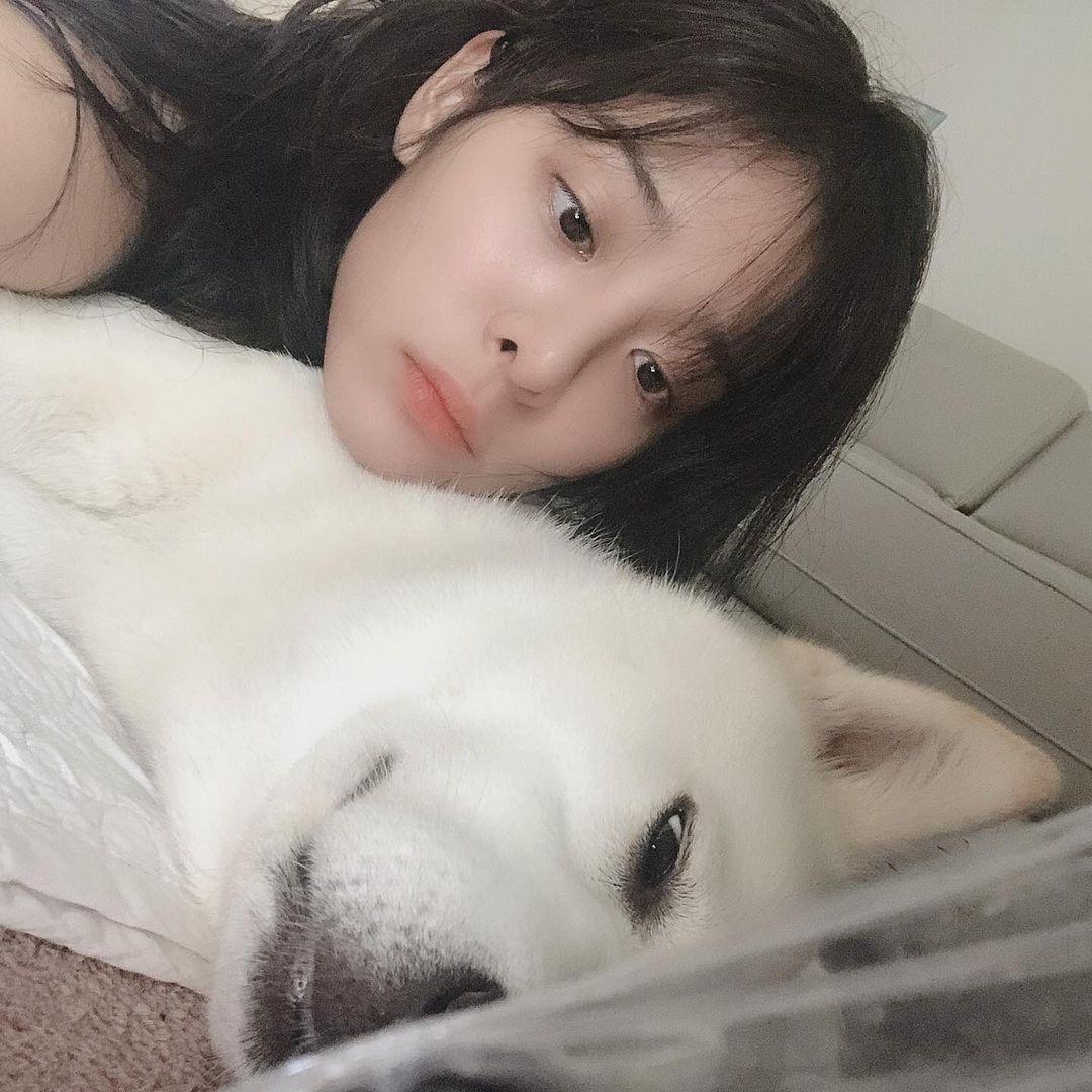 犬系女子薛仁雅和狗狗「茱莉」形影不離。
