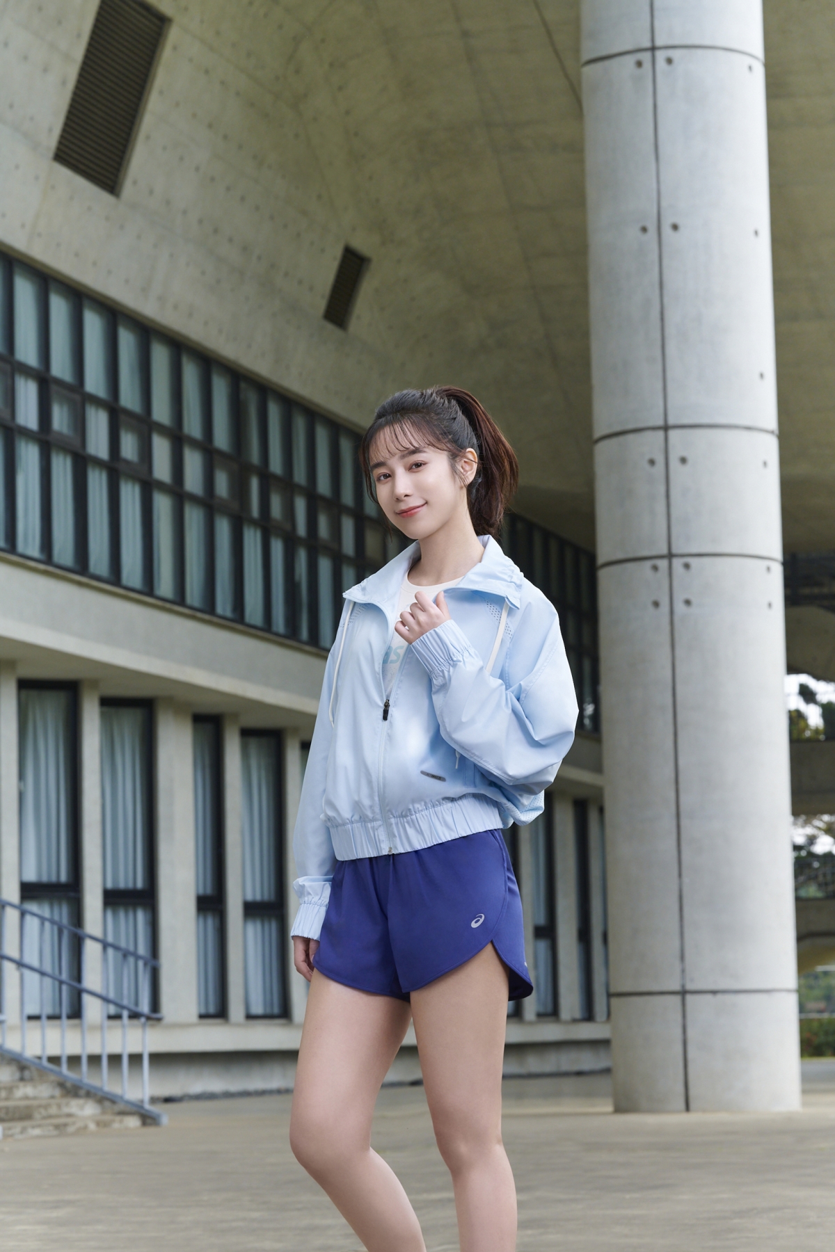 温貞菱Look 01 ：沉靜藍色系混搭，高腰短褲與圓弧褲管