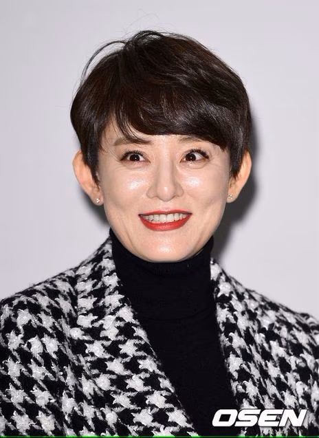 尹多京邁入中年之後剪了短髮。