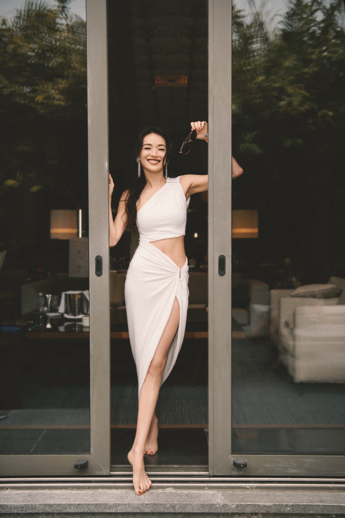 舒淇身穿 Michael Kors 春夏白色露腰禮服。