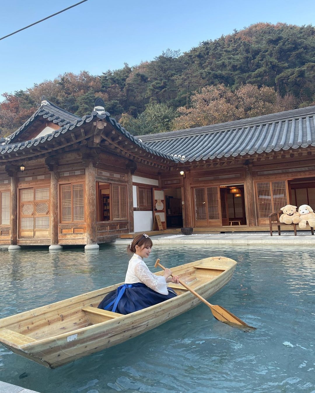 韓屋咖啡廳裡竟然可以划船？這畫面實在太衝擊了！