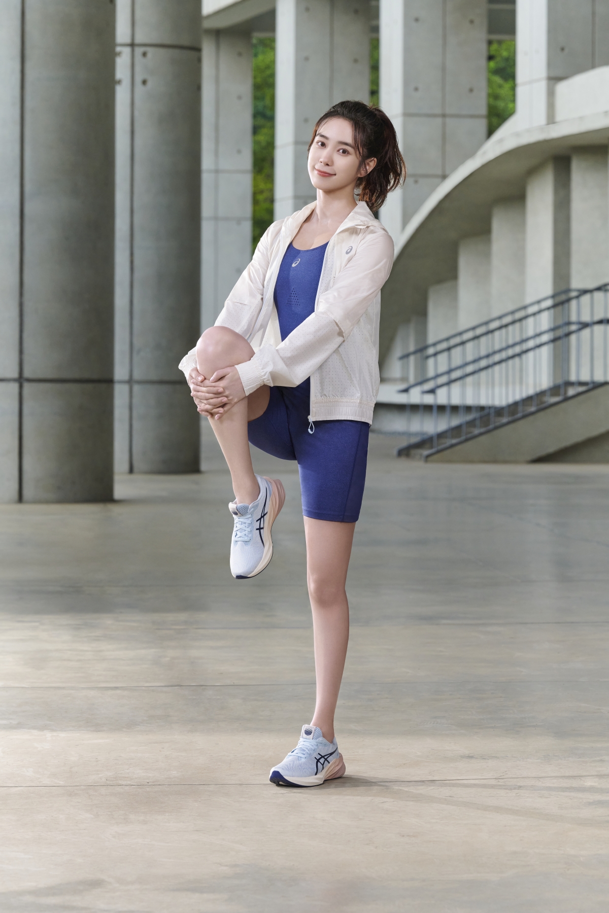 温貞菱Look 04 ：星空藍&柔和白，舒適貼合連身褲陪伴投入每場跑步旅程