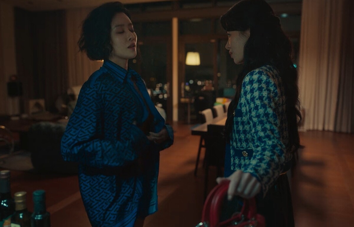 崔惠程僅穿一條內褲,赤裸迎戰朴涎鎮。