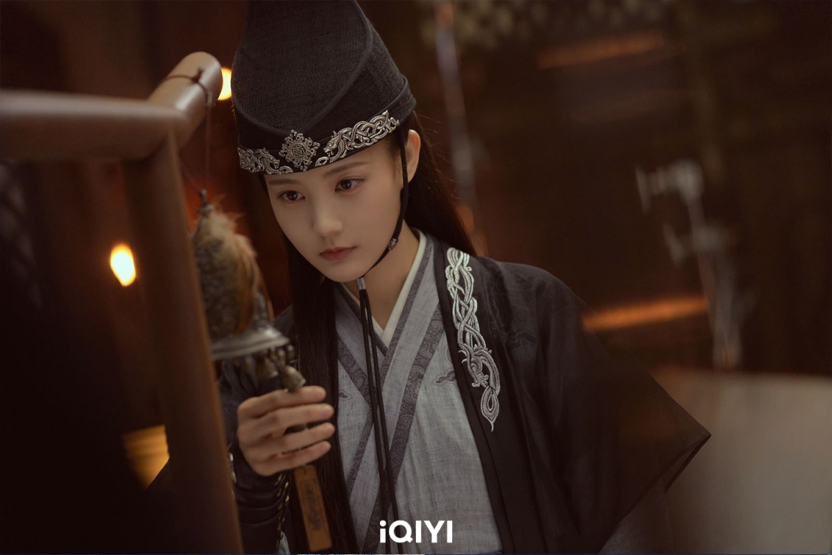 李一桐即使中性打扮也難掩星燦明眸和嬌嫩美顏。