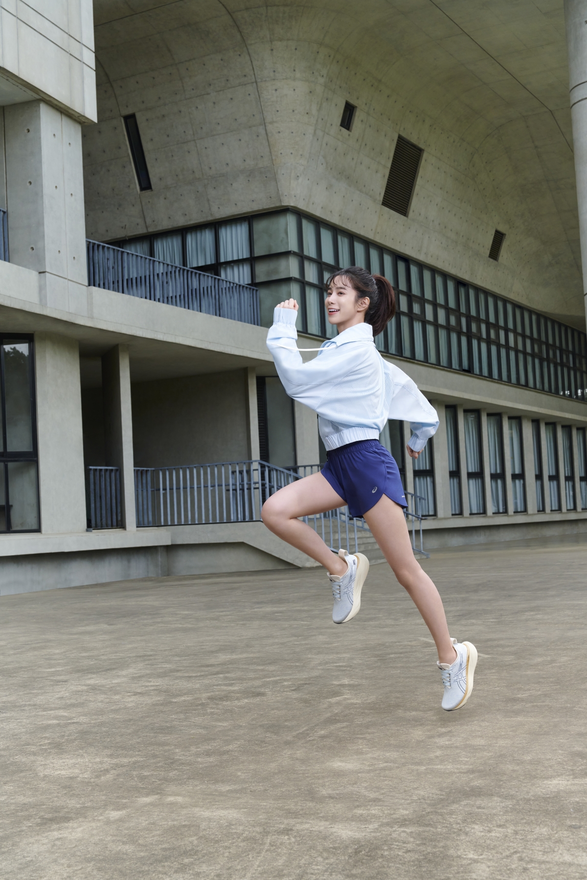 温貞菱Look 01 ：沉靜藍色系混搭，高腰短褲與圓弧褲管