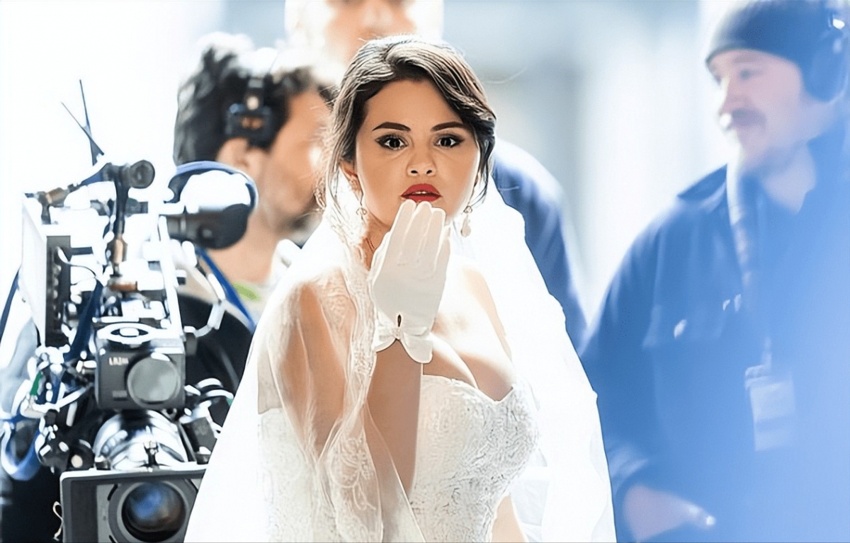 賽琳娜戈梅茲最近無預警披上婚紗,讓粉絲們勾起八卦魂。