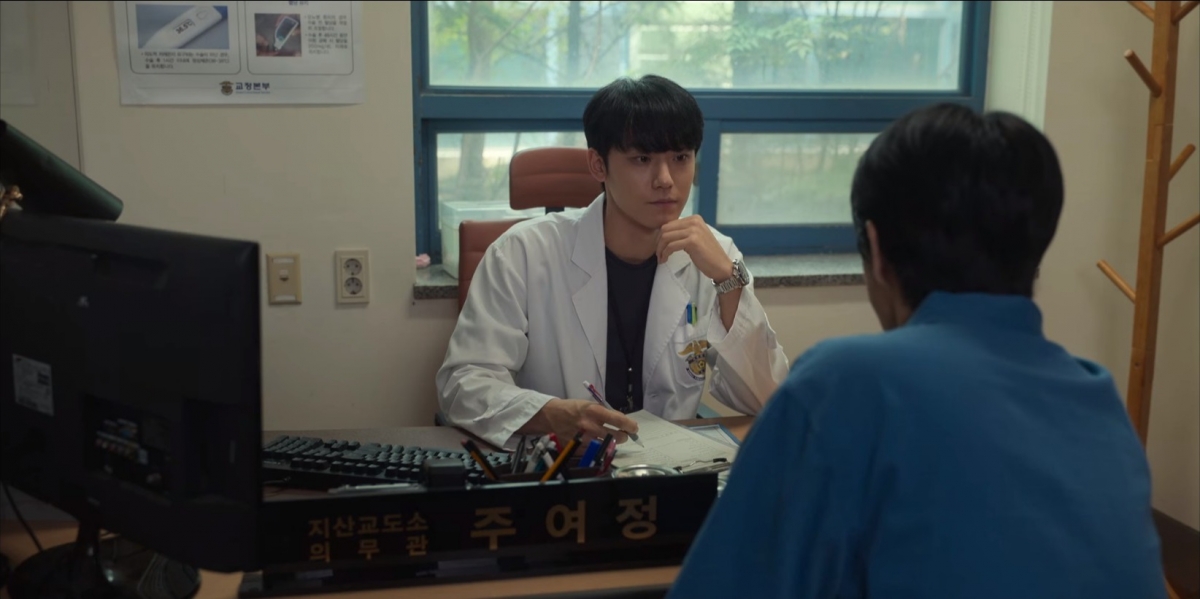 《黑暗榮耀》結局第16集當中,監獄醫生朱如炡和一位犯人正在面談。