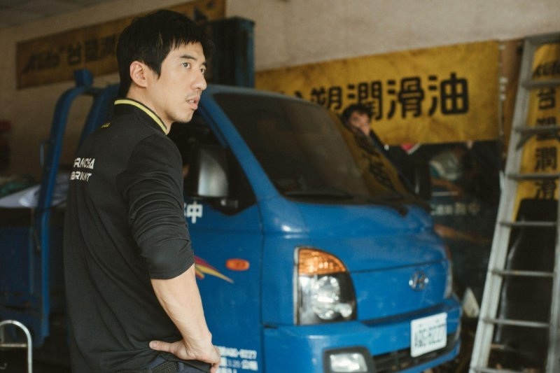 傅孟伯友在《本日公休》中飾演前女婿「阿川」。