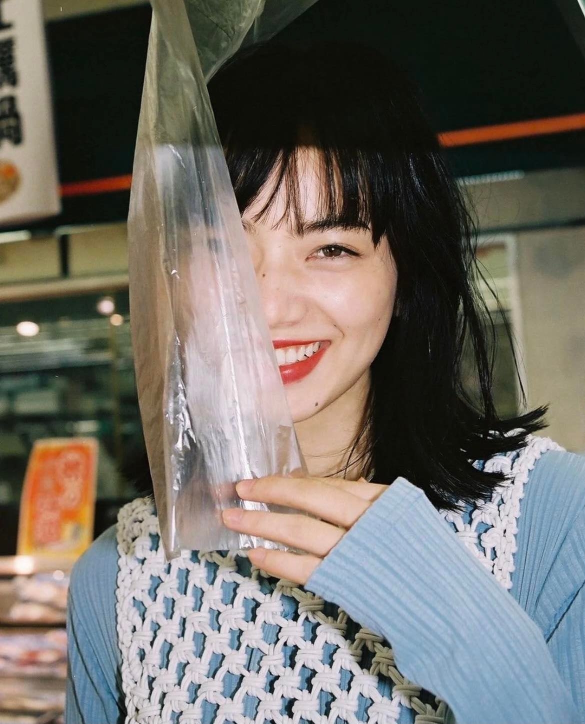 小松菜奈結合了甜美與厭世的叛逆感。