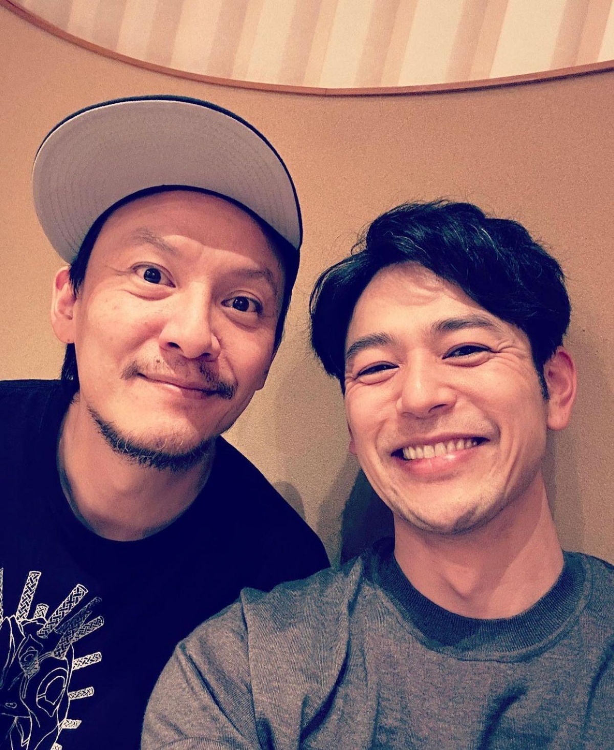 妻夫木聰和張震「台日友好」合照。