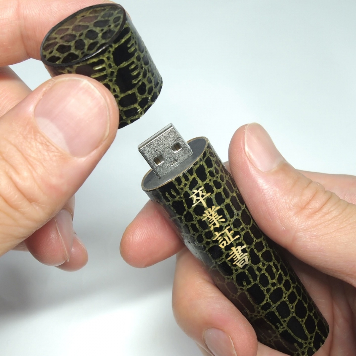 畢業證書USB裝載學生時期的青春回憶。