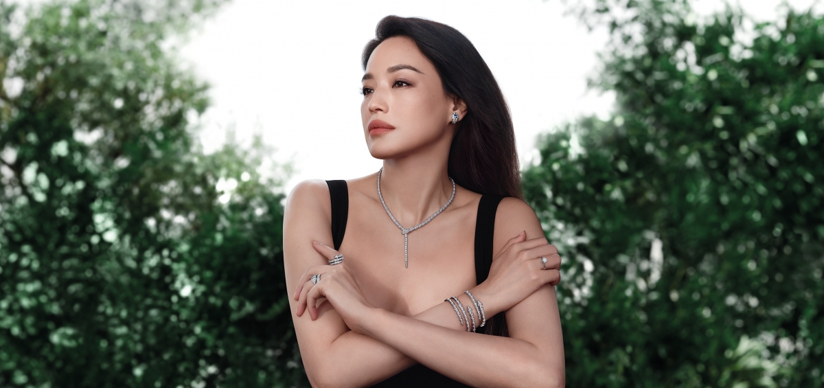 寶格麗品牌代言人舒淇優雅亮相全新廣告，魅力演繹Serpenti系列珠寶 。
